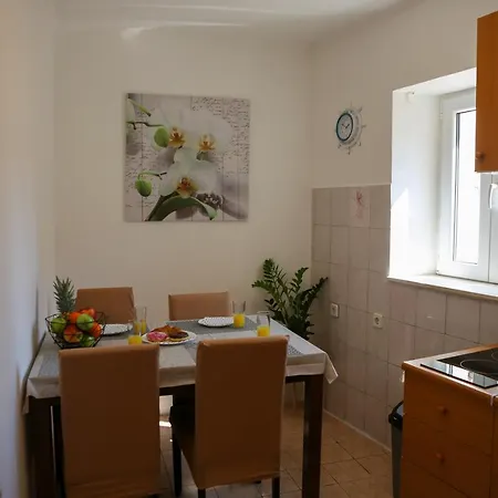 B&j - In The Center Of Apartment Split
